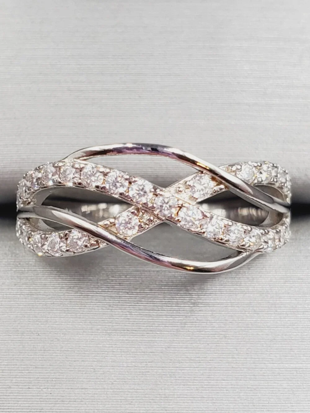 Round Cut Moissanite 925 Sterling Silver Twist Crossover Ring